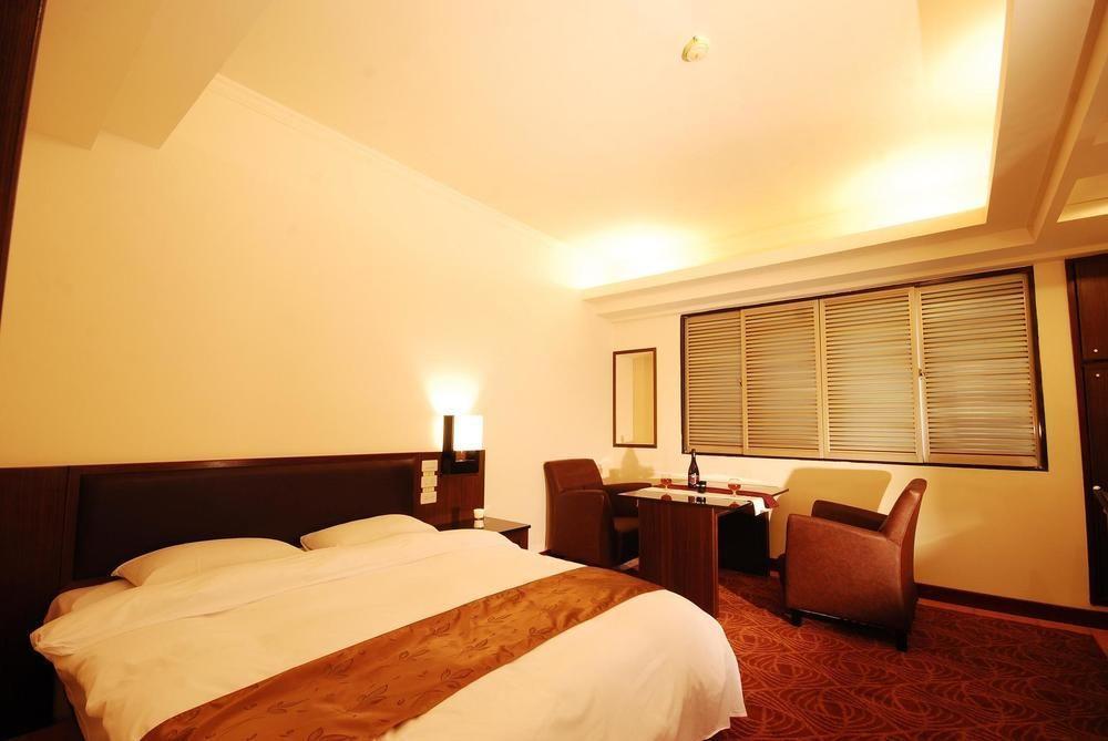 Twinstar Hotel Taichung Esterno foto