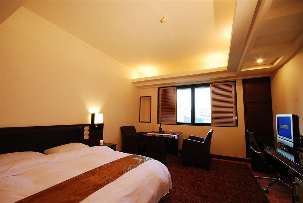 Twinstar Hotel Taichung Esterno foto