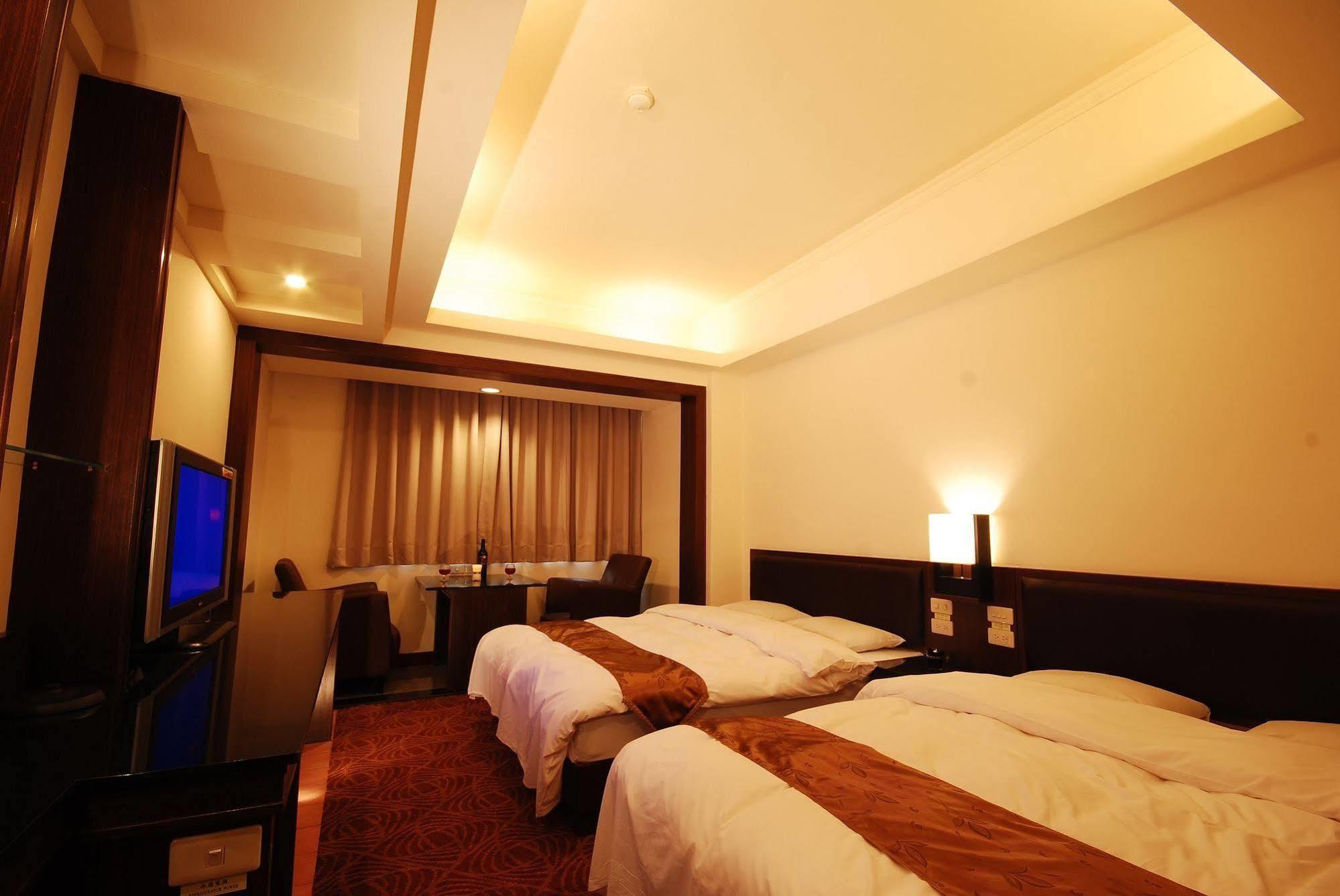 Twinstar Hotel Taichung Esterno foto