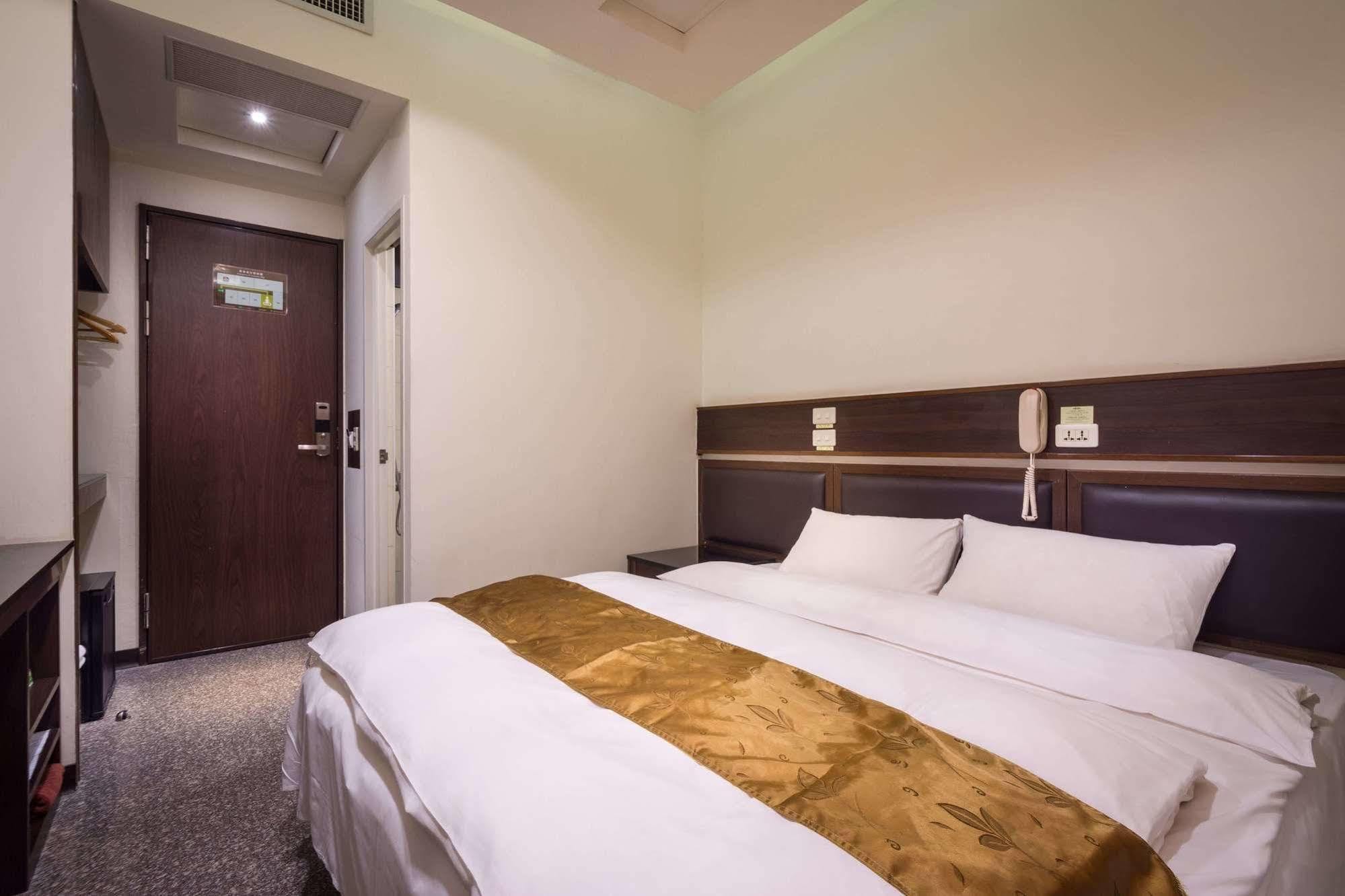 Twinstar Hotel Taichung Esterno foto