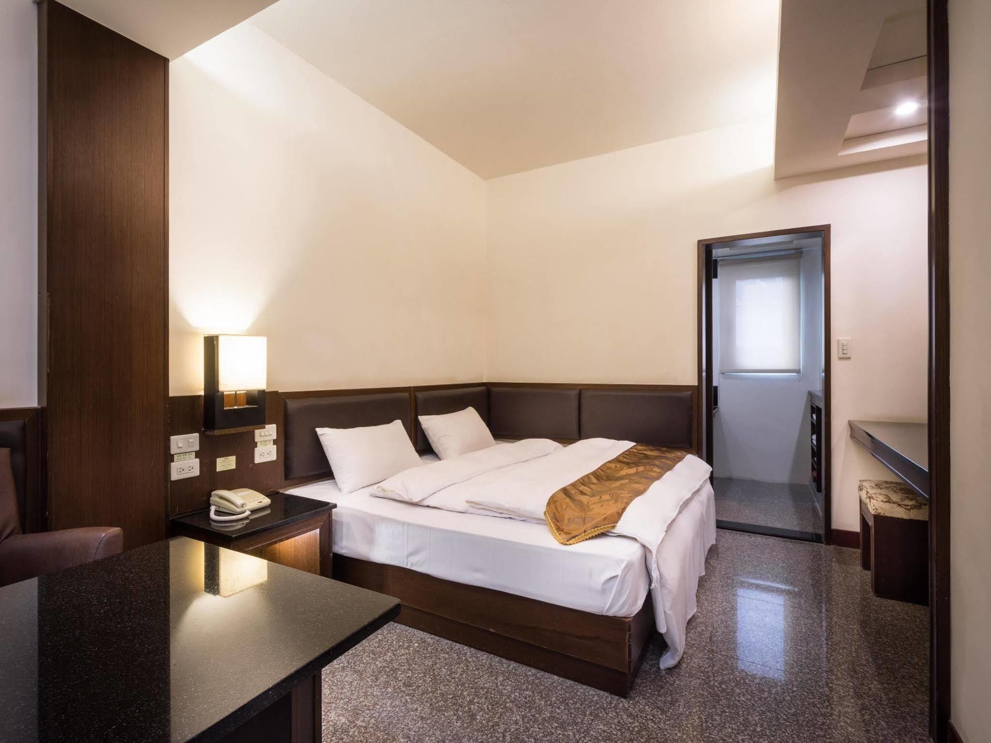 Twinstar Hotel Taichung Esterno foto