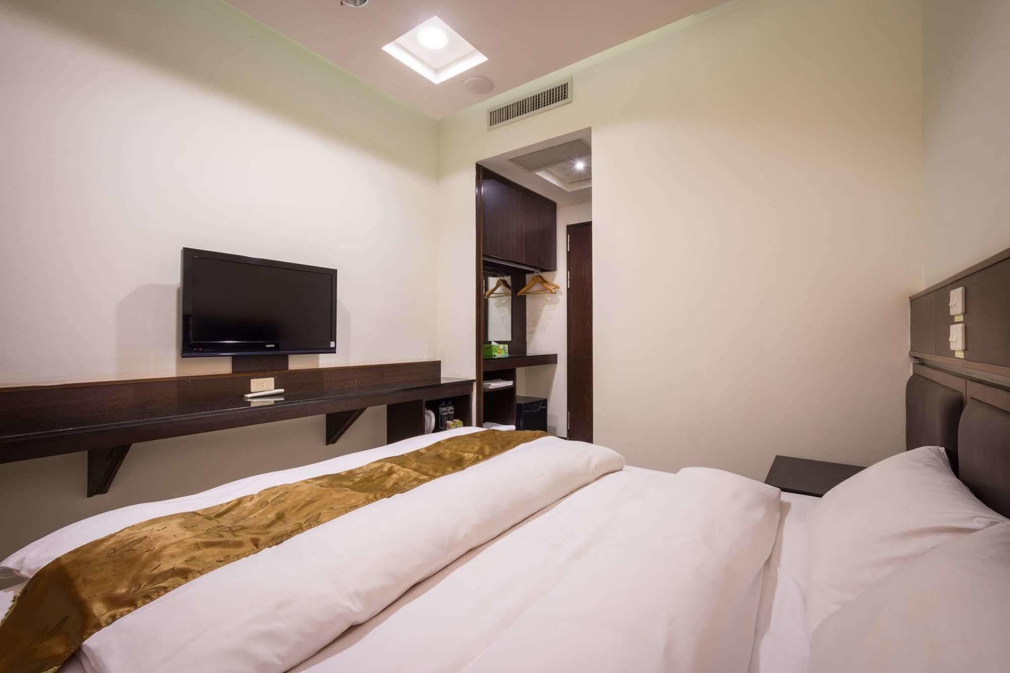 Twinstar Hotel Taichung Esterno foto